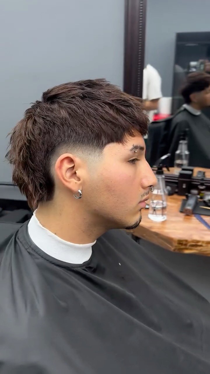 Barbero realizando corte fade de precisión en Locos Salon Integral San Felipe